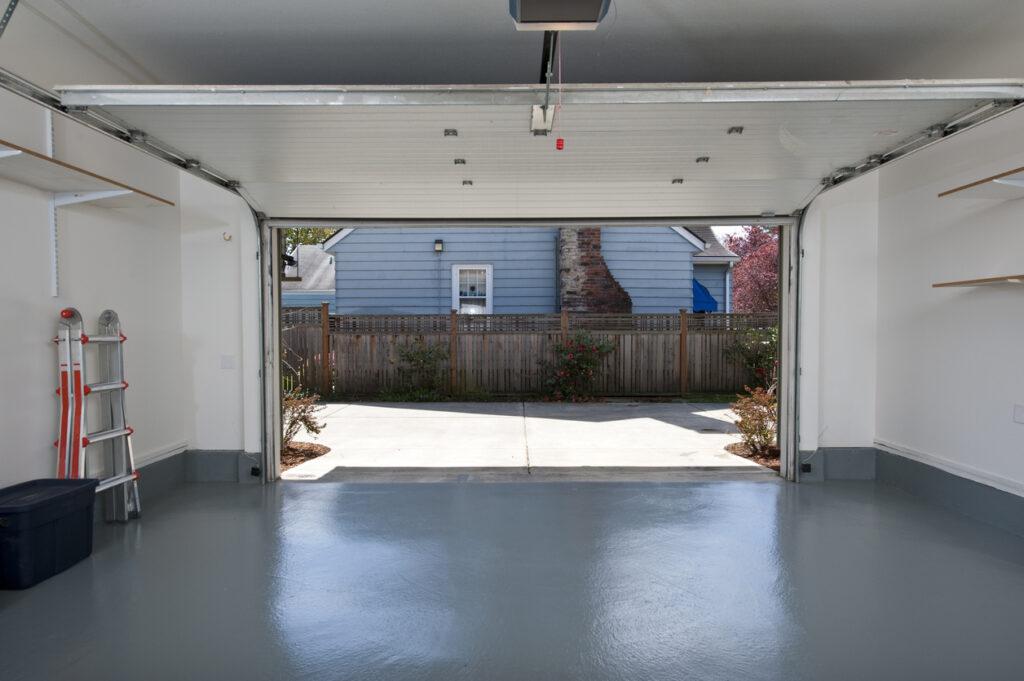 Modern Garage door closes and opens right back up  garage door Style